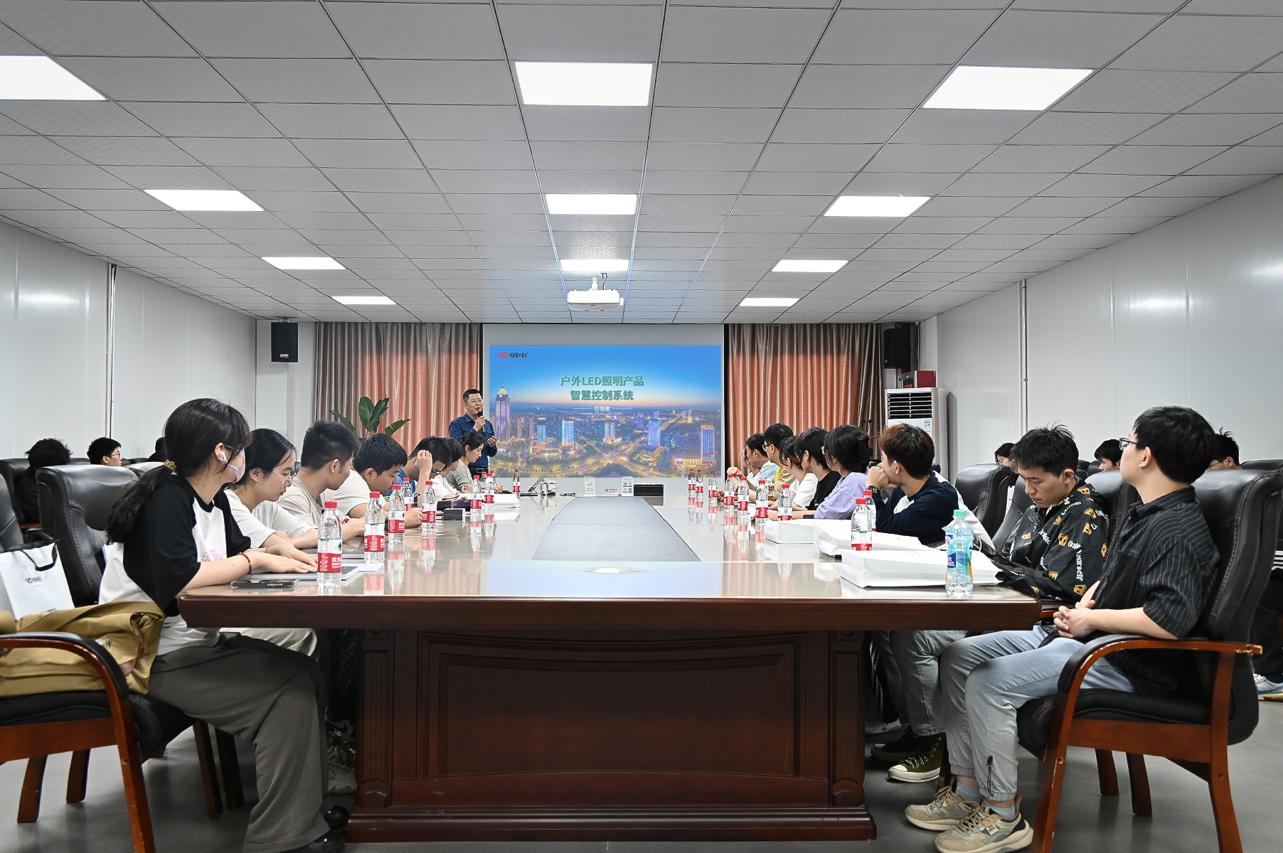 浙江理工大學(xué)學(xué)子走進(jìn)勇電，探索智慧光影科技