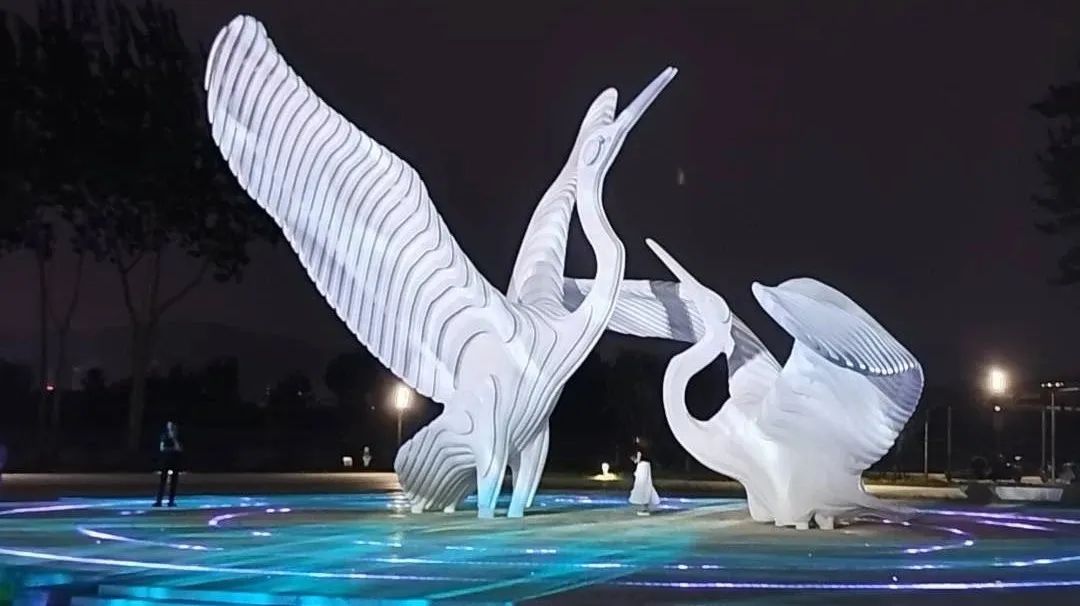 光隨曲動(dòng)！IP68勻光地埋燈打造聲光一體廣場(chǎng)雕塑