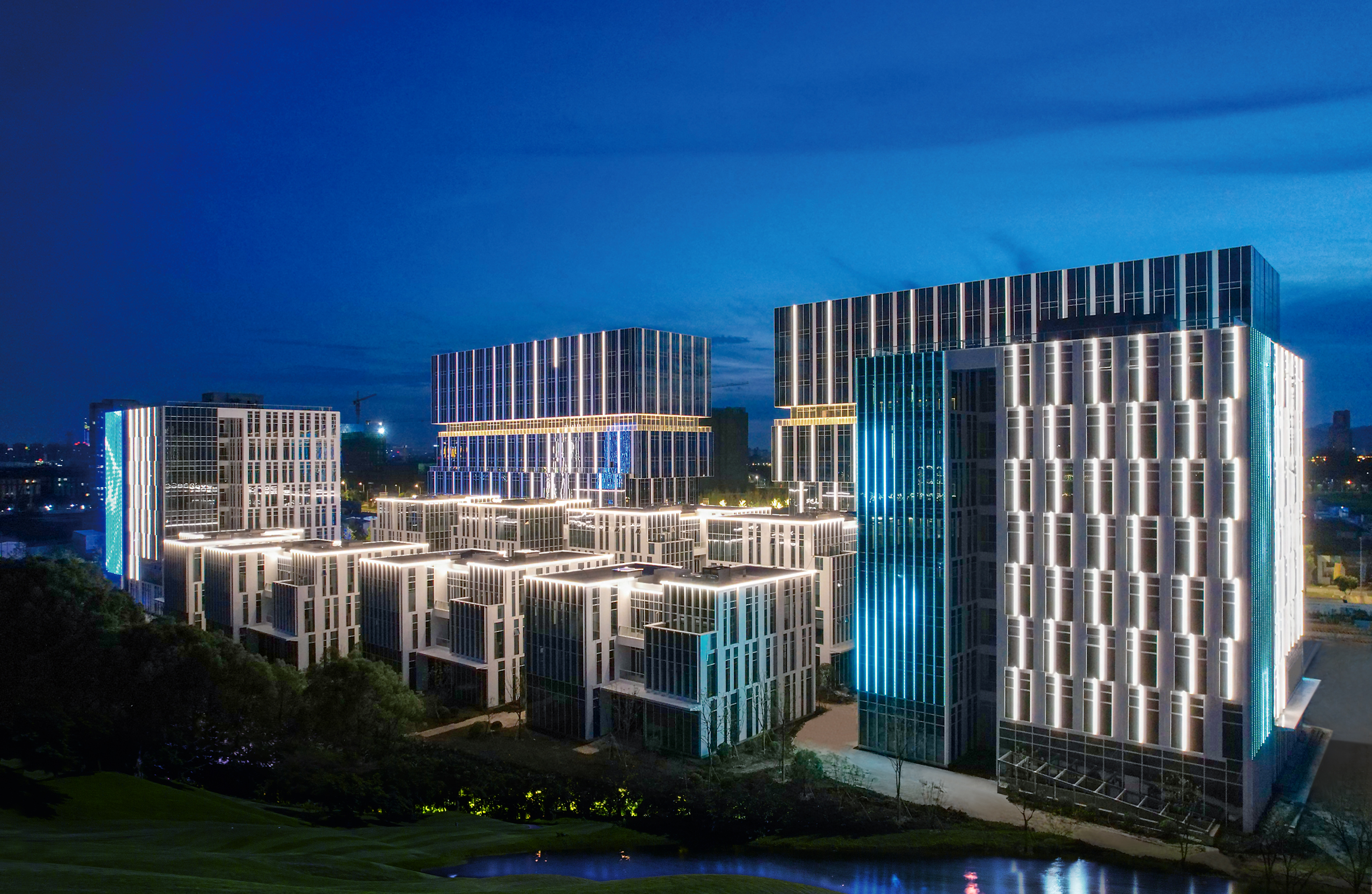 南太湖新區(qū)再添彩，天能太湖科技城夜景璀璨